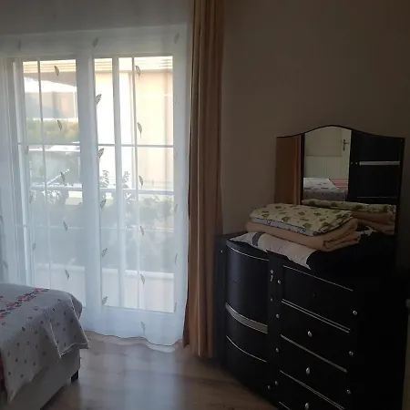 公寓 2 Bedroom Cosy House In *